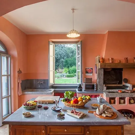 Holiday home Querce D'orlando Chateau Sleeps 14 With Pool And Wifi Capranica